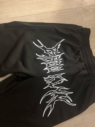 Pantalón chándal negro con estampado