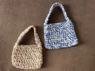 Bolso de mano / hombro tejido azul y blanco