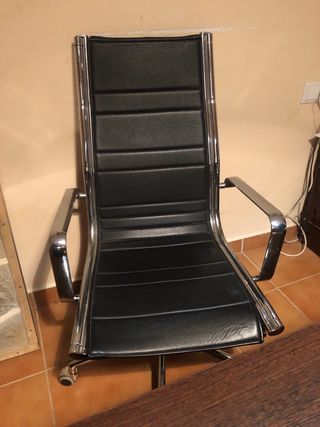 Escritorio y sillas de oficina