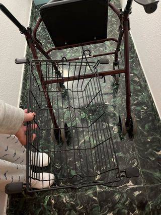 Andador/Caminador adultos con asiento y cesto.