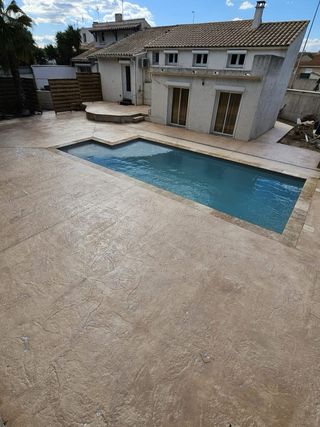 Pavimento impreso con diseño de brújula