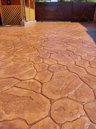 Pavimento impreso con diseño de brújula