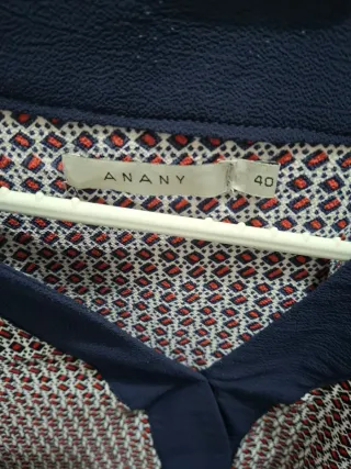 Blusa estampada cuello pico