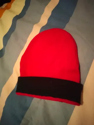 Gorro infantil reversible rojo y negro