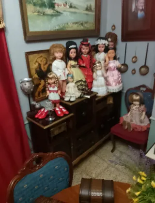 Muñeca clásica con sillón de época