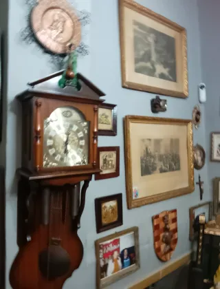 Muñeca clásica con sillón de época