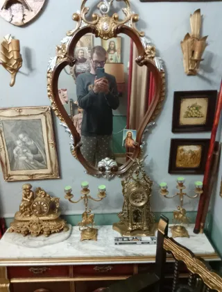 Muñeca clásica con sillón de época