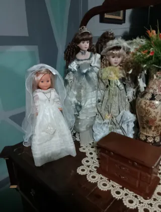 Muñeca clásica con sillón de época