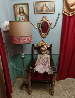 Muñeca clásica con sillón de época