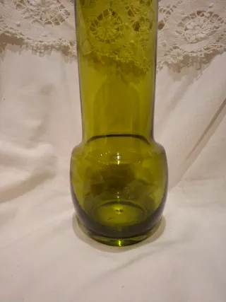 Jarrón de vidrio verde con diseño