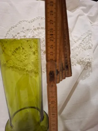 Jarrón de vidrio verde con diseño