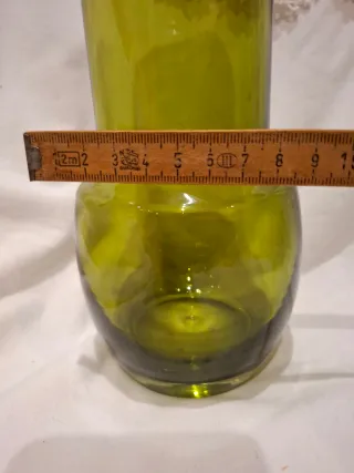 Jarrón de vidrio verde con diseño