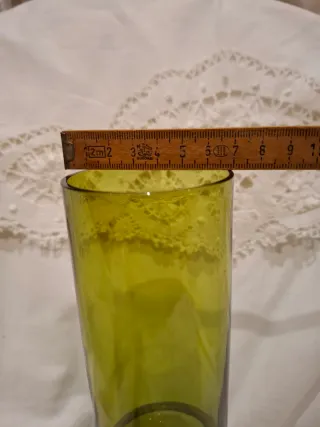 Jarrón de vidrio verde con diseño