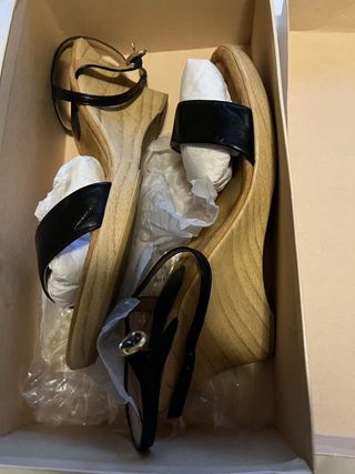 Sandalias Unisa tacón cuña negras y beige