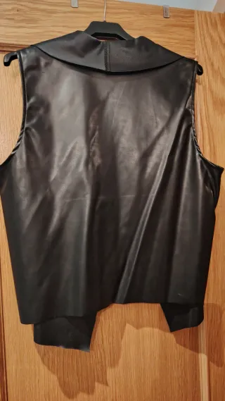 Chaleco efecto cuero y ante negro
