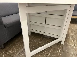 Mesa de madera blanca plegable