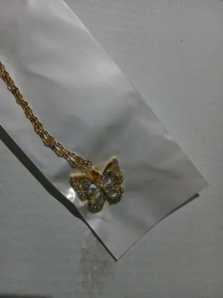 Colgante mariposa con cadena dorada