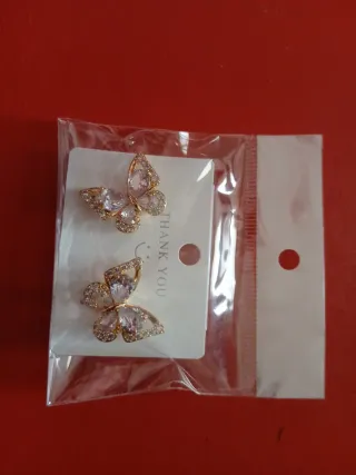 Colgante mariposa con cadena dorada y pendientes