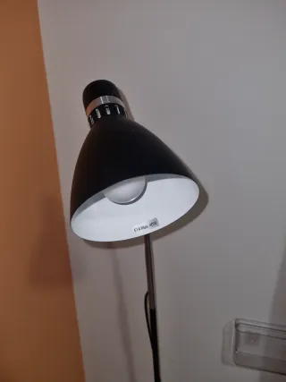 Lámpara de pie moderna negra