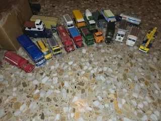 Lote de 21 camiones con desperfectos leves