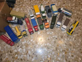 Lote de 21 camiones con desperfectos leves