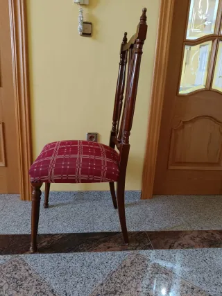 Sofá rinconera tapizado tela y madera. Mesa sillas