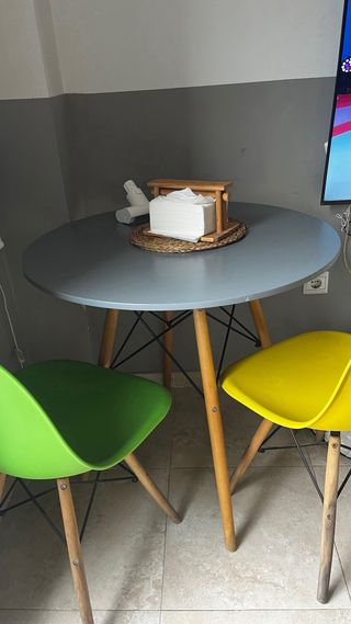 Mesa redonda y 2 sillas comedor