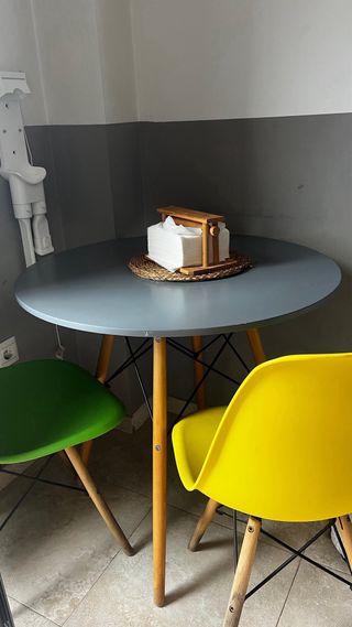 Mesa redonda y 2 sillas comedor