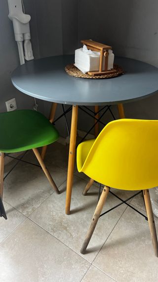 Mesa redonda y 2 sillas comedor