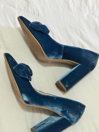Zapatos de tacón Bequer terciopelo azul lazo