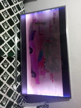 TV con diseño verde y multicolor