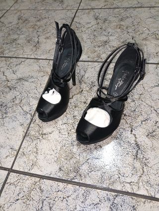 Zapatos de tacón alto negros