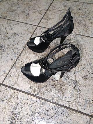 Zapatos de tacón alto negros