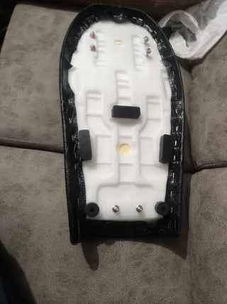 Asiento Cafe Racer Piel Cocodrilo Negro