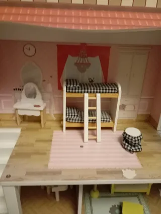 Casita de muñecas de madera