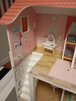 Casita de muñecas de madera