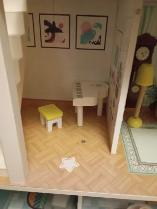 Casita de muñecas de madera