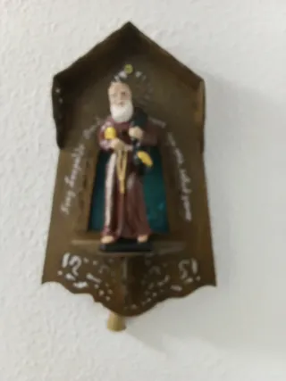 Capilla de madera con figura religiosa