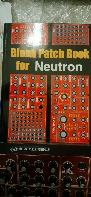 Sintetizador Behringer Neutron Rojo