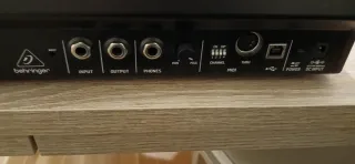 Sintetizador Behringer Neutron Rojo