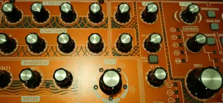 Sintetizador Behringer Neutron Rojo