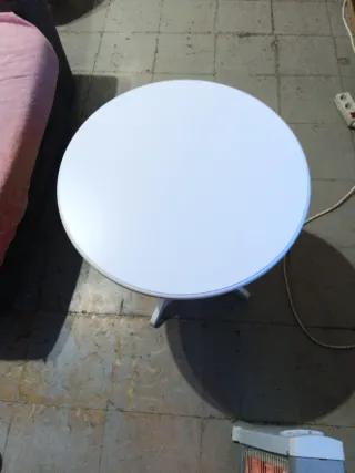 Mesa redonda blanca pequeña