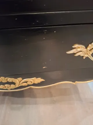 Mueble de baño negro y dorado.