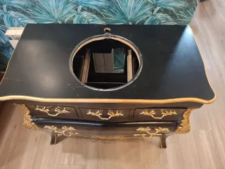 Mueble de baño negro y dorado.