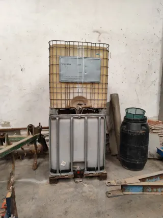 2 depósitos 1000L con jaula metálica