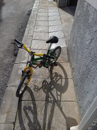 Bicicleta infantil verde y amarilla