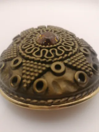 Fibbia berbera dorata con pietra ambrata