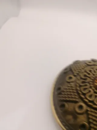 Fibbia berbera dorata con pietra ambrata