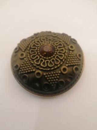 Fibbia berbera dorata con pietra ambrata