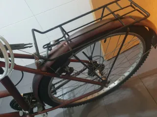 Bicicleta urbana color burdeos